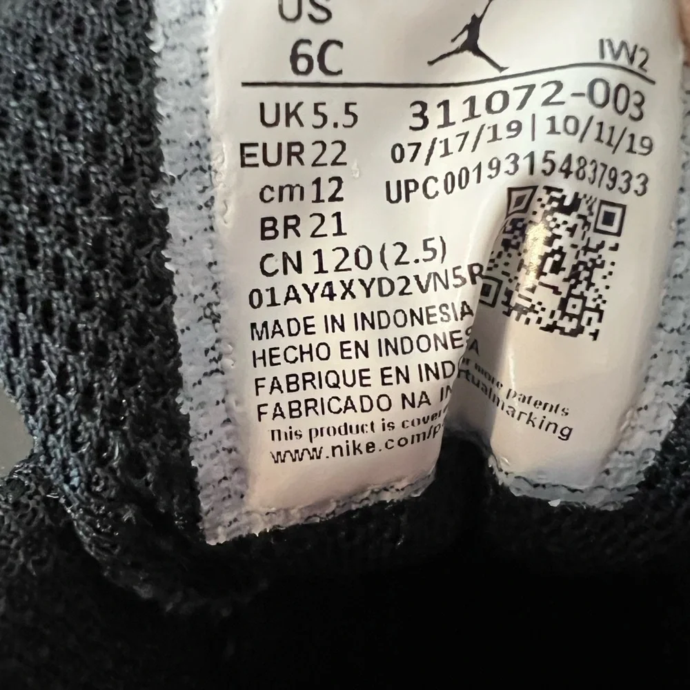 Nike Black Sneakers with Reflective Accents and Cushioned Sole